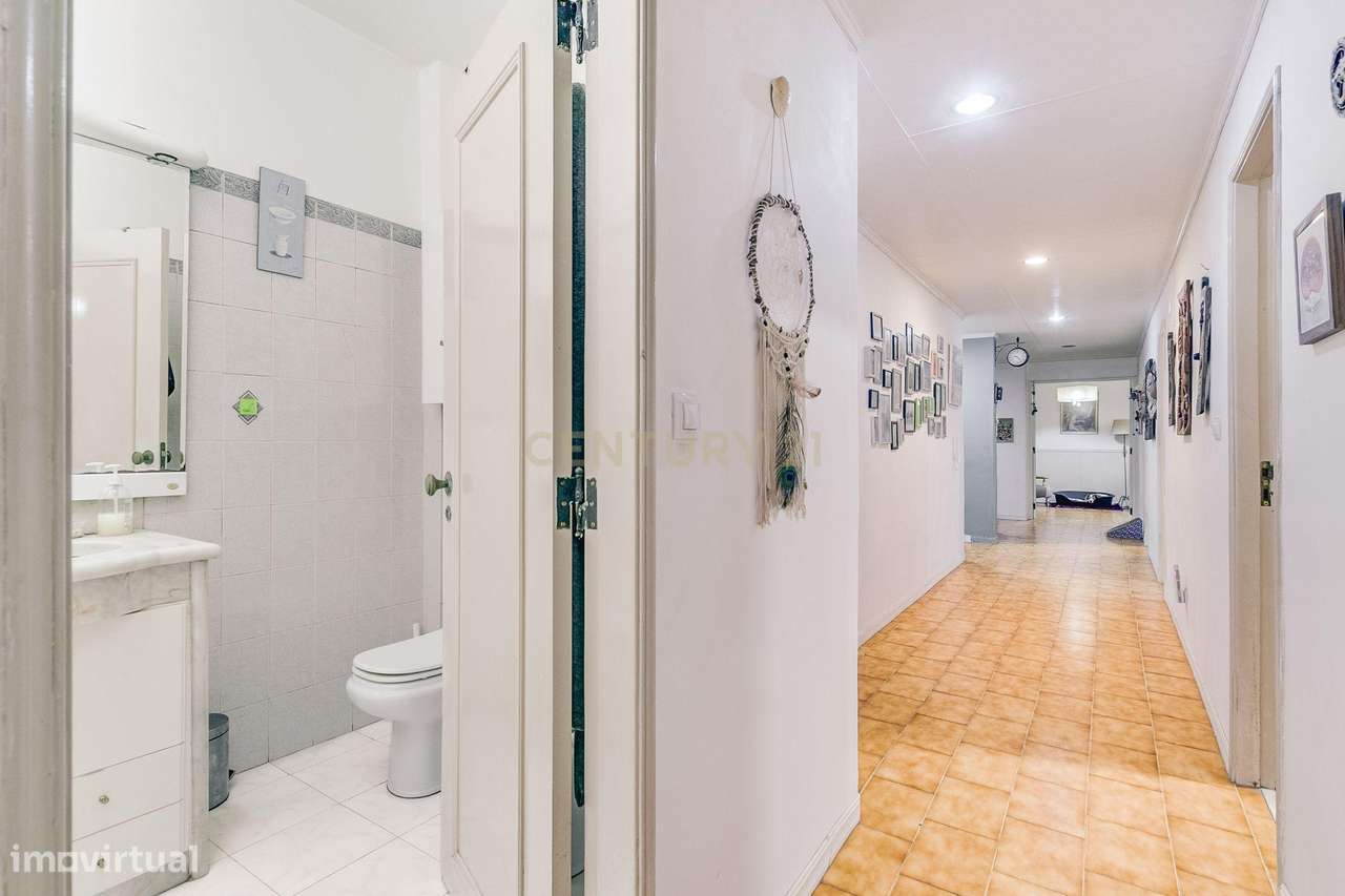 Espaçoso apartamento T4 transformado em T3-21