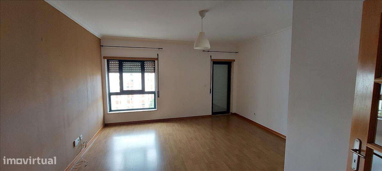 Apartamento T2 no Carregado com Bons Acessos - Grande imagem: 2/10