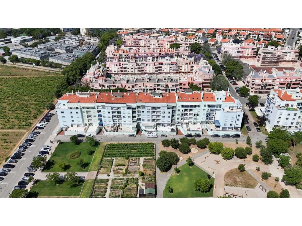 VENDE-SE T3 COM TERRAÇO E GARAGEM EM CARCAVELOS-37