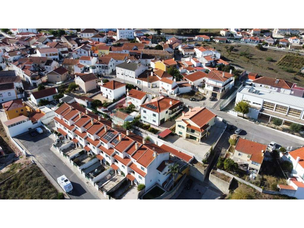 Moradia T4 com Garagem de 48 m² e Mais de 120 m² de Logradouro-59