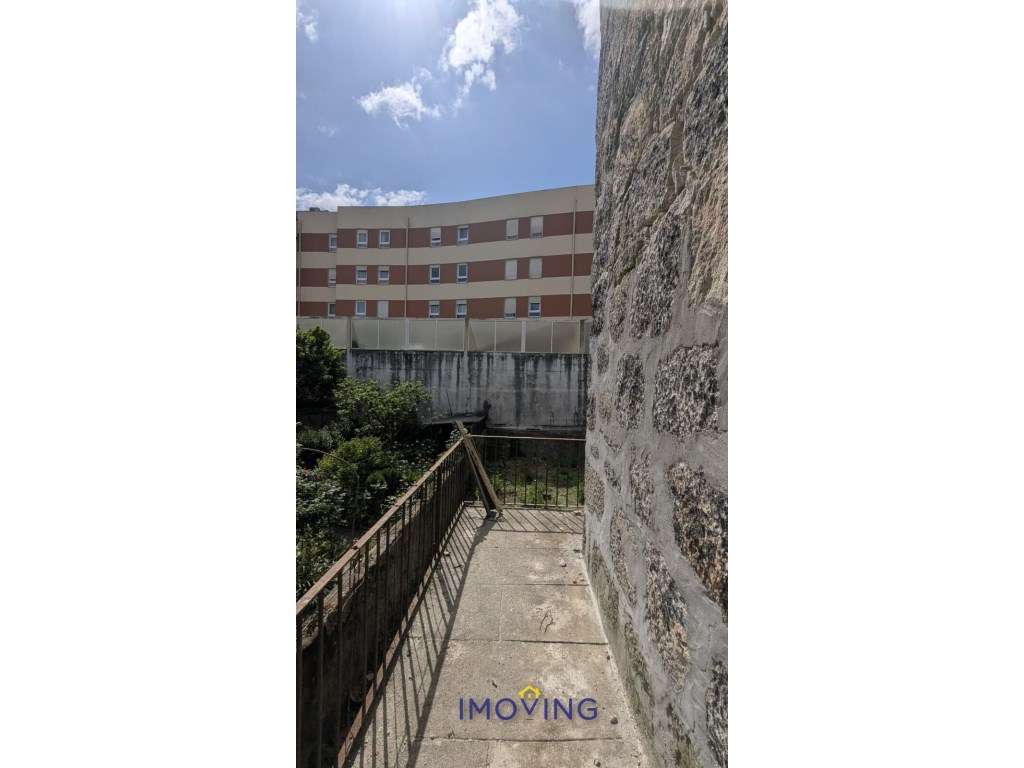 Moradia para remodelar - 3 pisos - jardim- centro do Porto-18