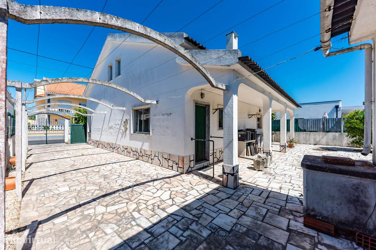 Moradia Isolada de 2 Pisos em Fernão Ferro – Excelente Área Exterior-12