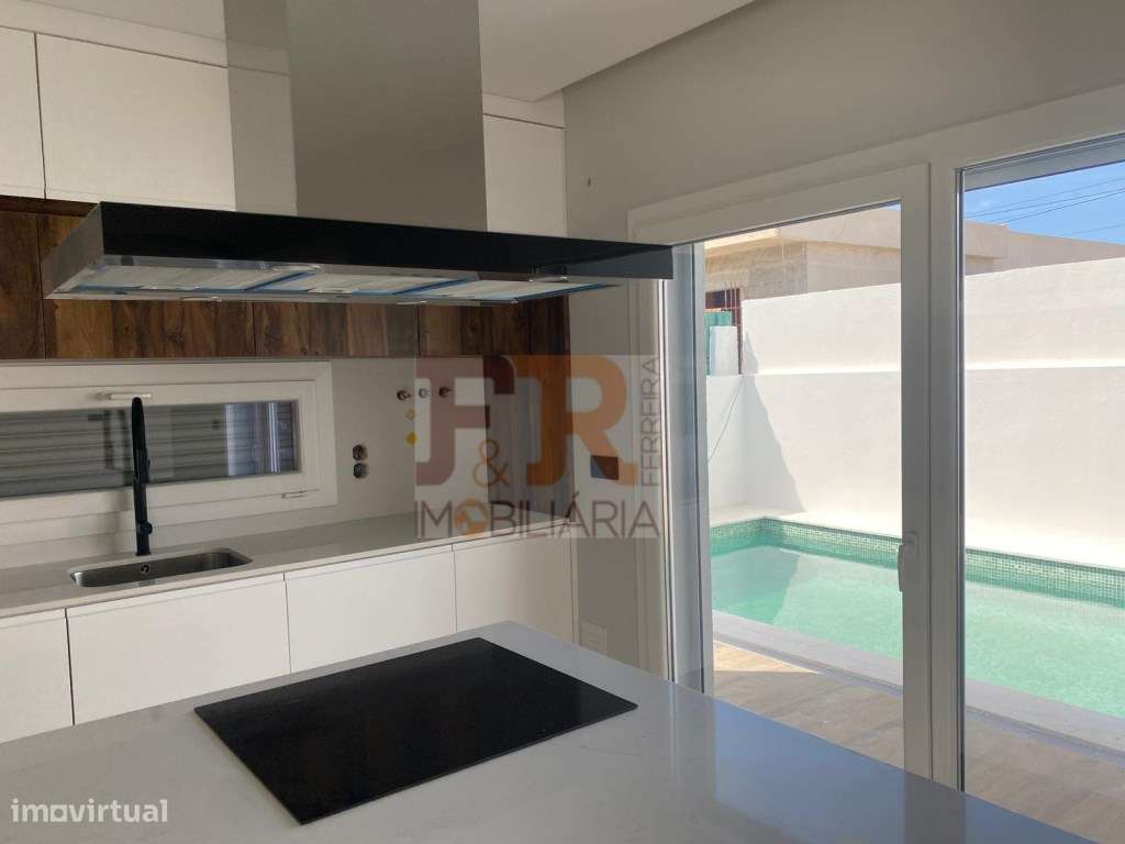 Moradia T3 em zona privilegiada de Pinhal General Fernão Ferro acab...-7
