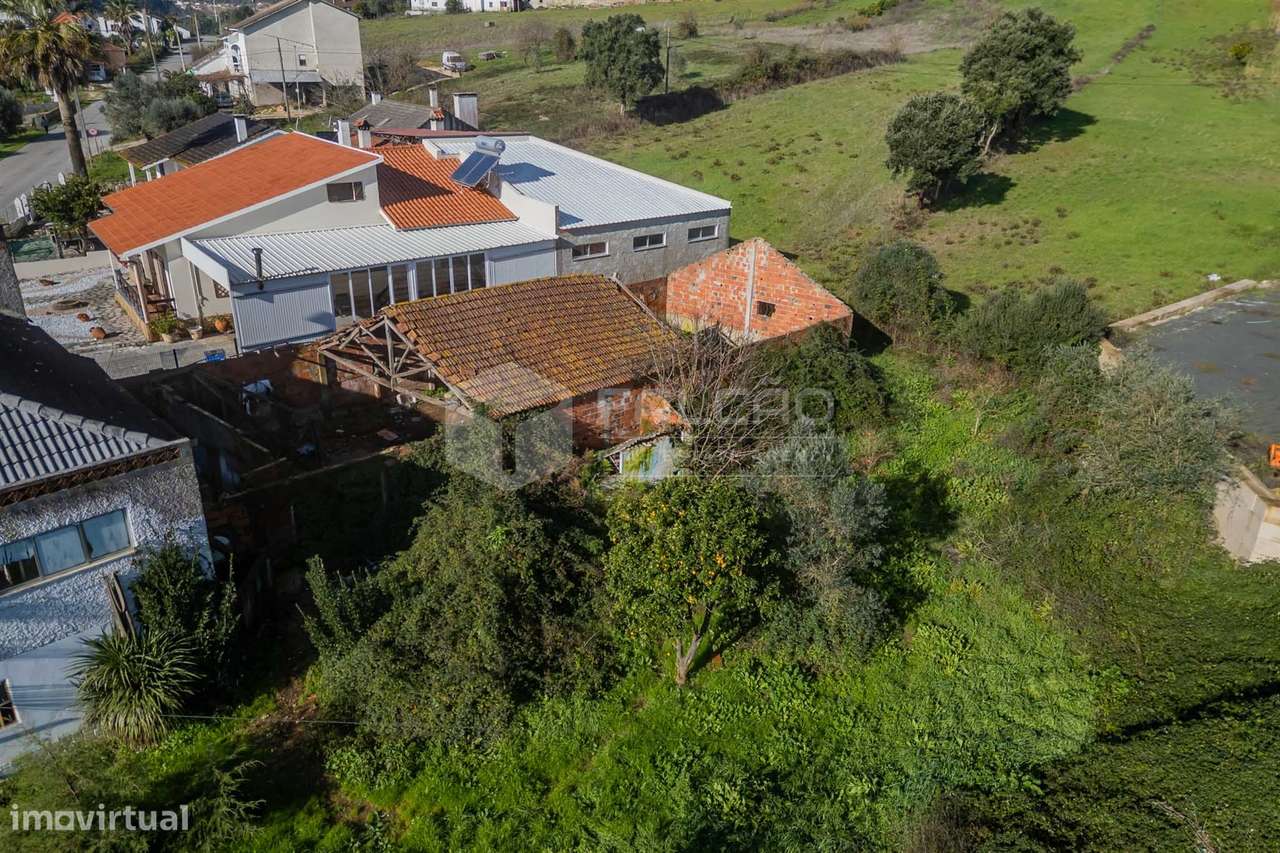 Moradia T3 em Alcobertas com lareira, varanda e potencial de investime-7