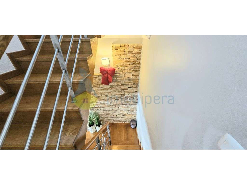 Moradia T4 com 260m2 de área e cave de 95m2, localizada no Monte da...-31