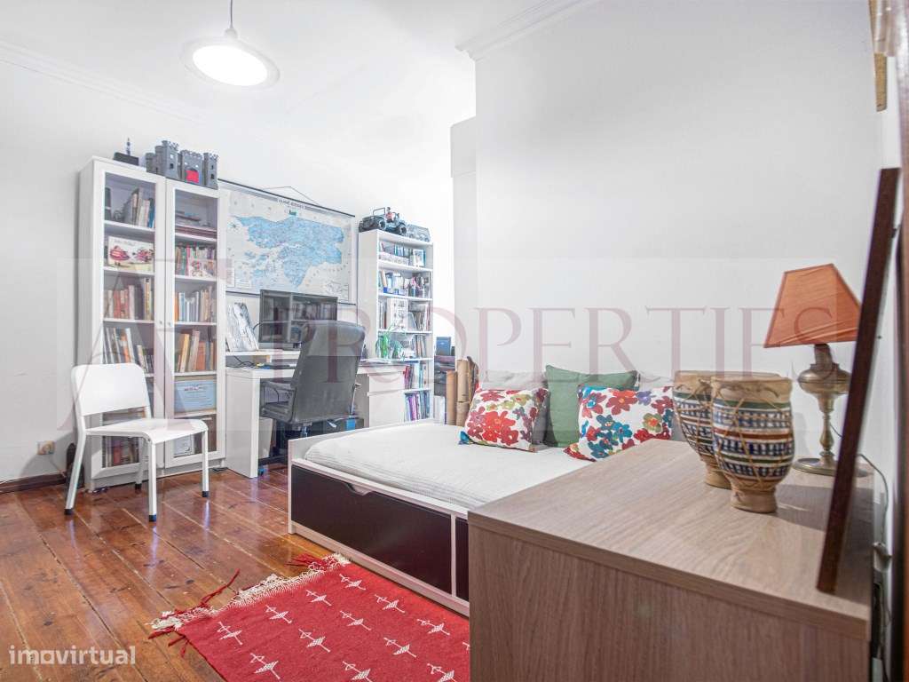 Apartamento T3 com charme lisboeta junto ao Marquês de Pombal-11