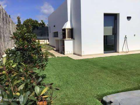 Luxo e Tranquilidade em Sagres: Uma Moradia Contemporânea à espera de-38