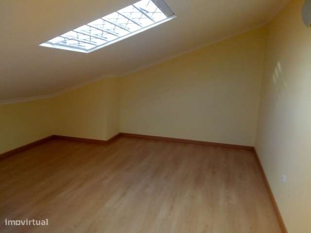 Apartamento t2+1 Duplex bem Localizado no Cartaxo-6