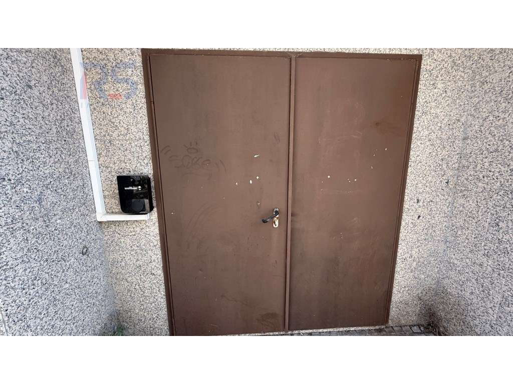 Loja de 4 frentes Porto Egas Moniz-6