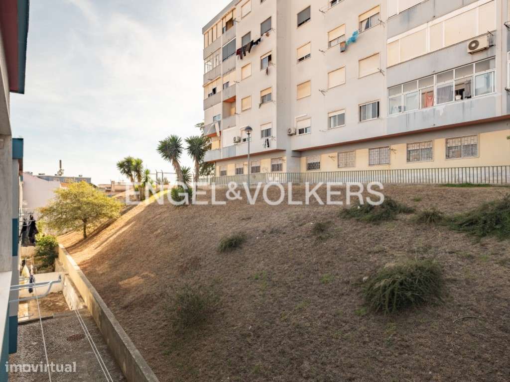 T2 Remodelado com 83m2 no Casal de S. Brás-26