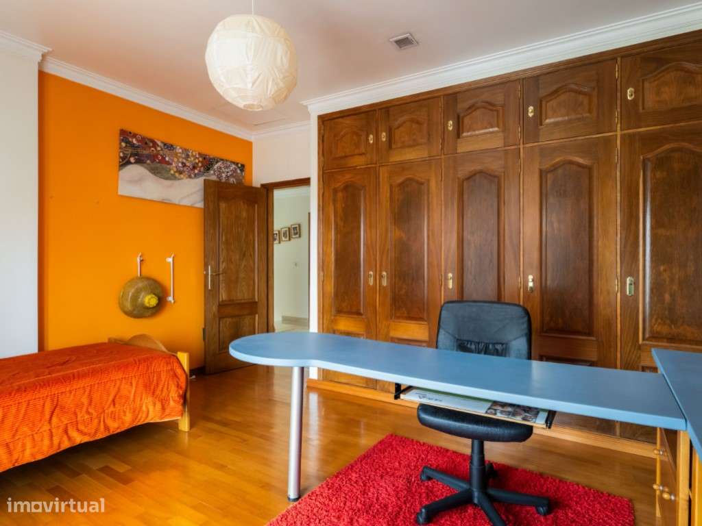 Moradia T4+1 localizada no bairro do 'Casal Novo'.-8