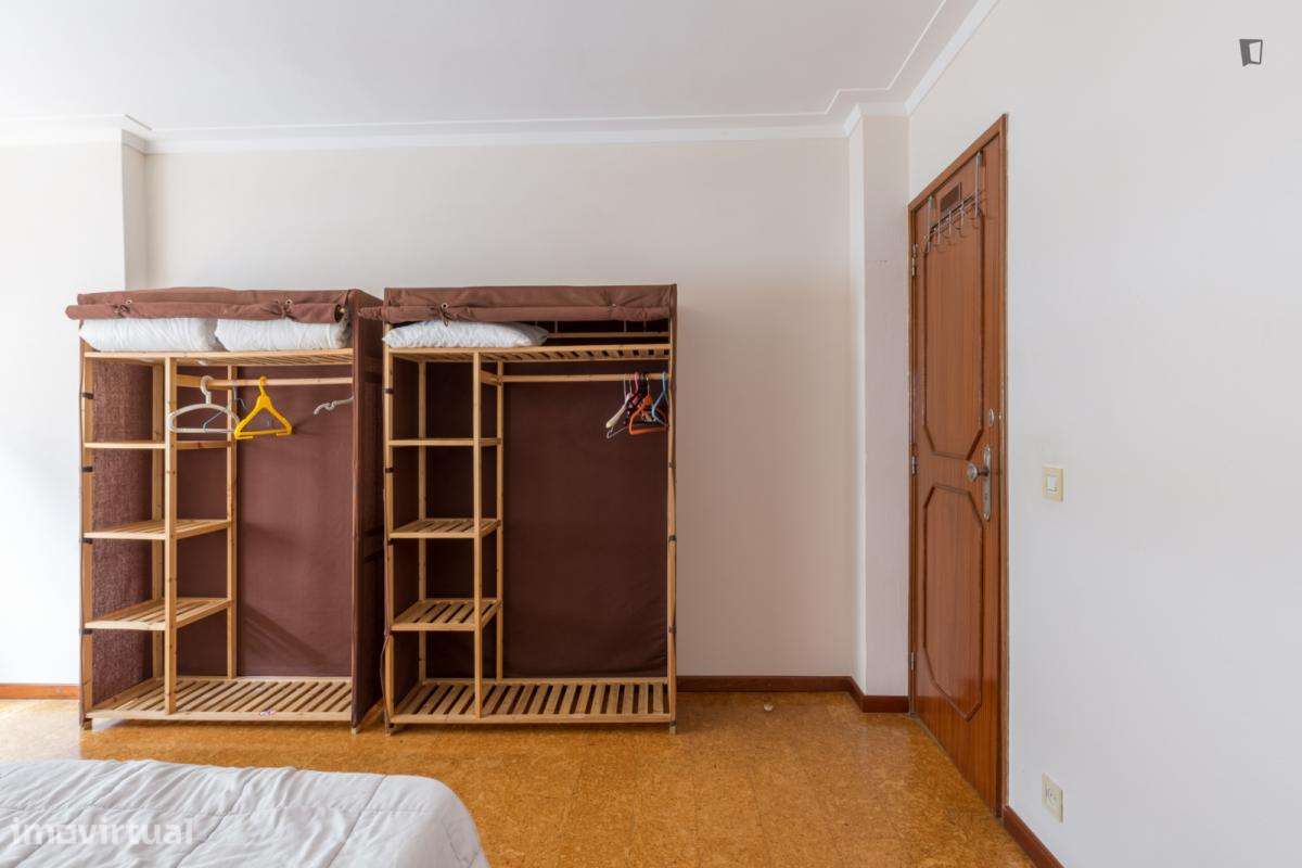 Quarto - localizado em Santa Marinha Porto - Grande imagem: 5/8