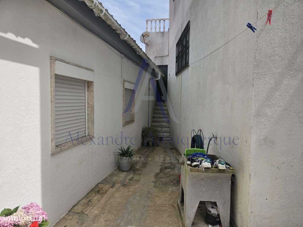 Moradia com anexo e espaço comercial.-23