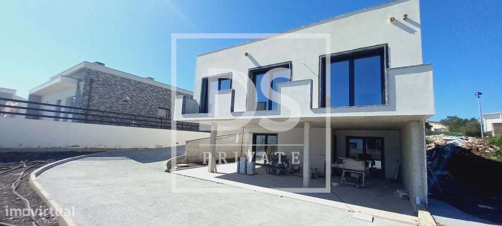 Moradia de arquitetura contemporânea com estacionamento-12