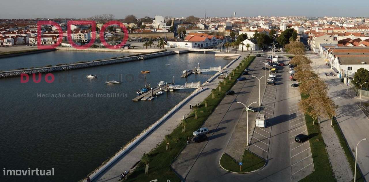 Prédio  para construção  no Montijo / Demolição de Armazém-5