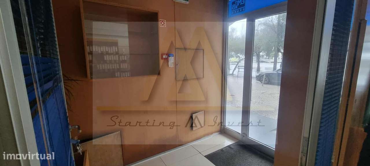 Loja comercial no largo do passeio Alegre, na Póvoa de Varzim.-11