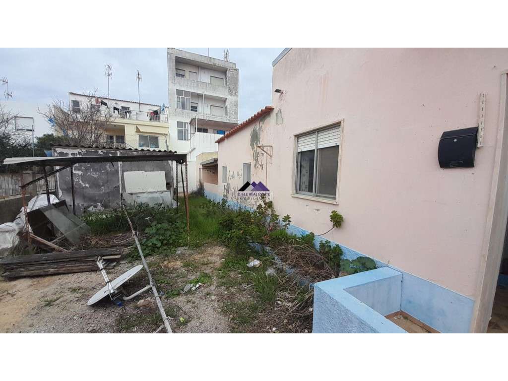 Casa Térrea para Recuperar nas Hortas com Grande Potencial-30