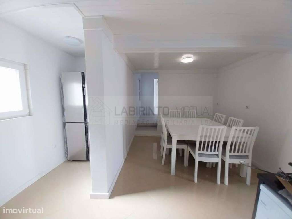 Vende-se duas moradias contíguas e abertas entre si, T9, na Ajuda -...-5