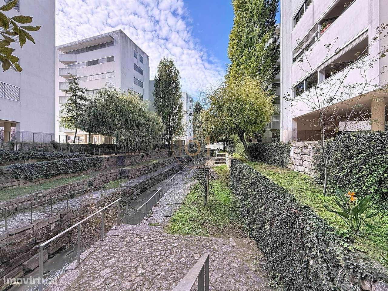Apartamento T4 Duplex com Terraço e 4 Lugares de Garagem, com Possibil-44