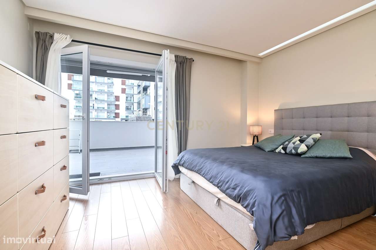 Elegante T2 com 2 Amplos Terraços e parqueamento  para Carro Elétrico-20