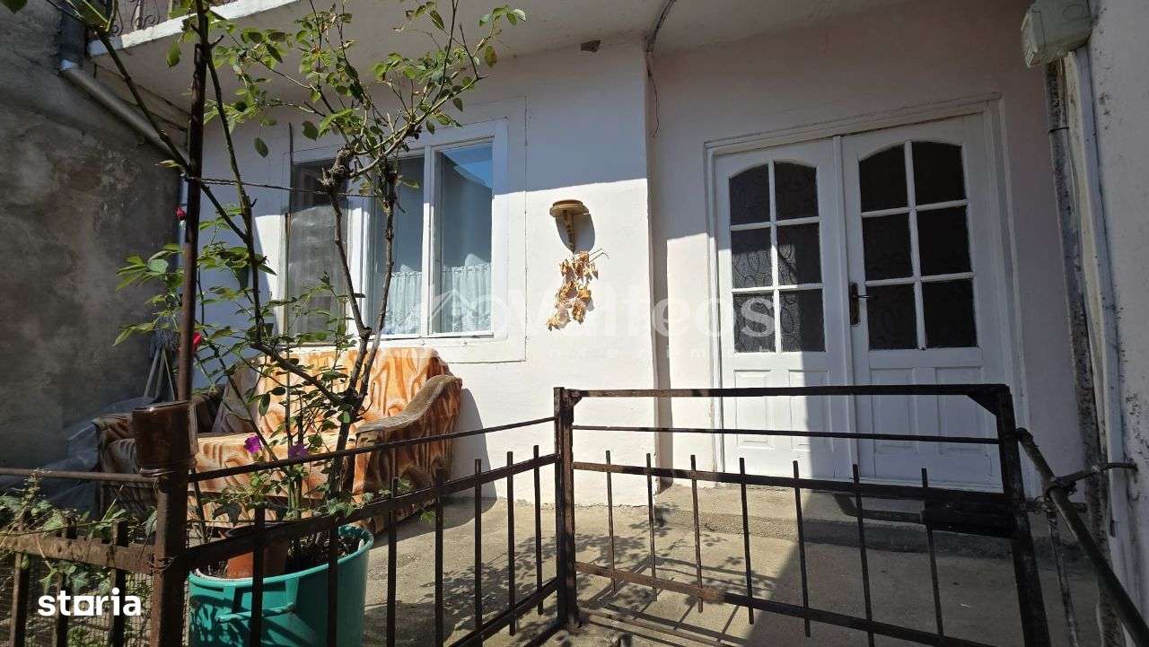 Resita, de vânzare casă, două corpuri, curte, zona centrală-10