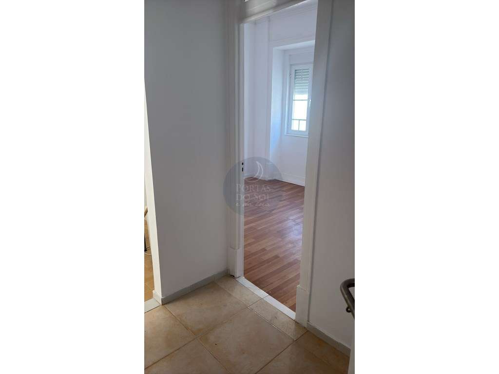 Prédio c 2 T1 e loja p investimento. - Grande imagem: 3/7