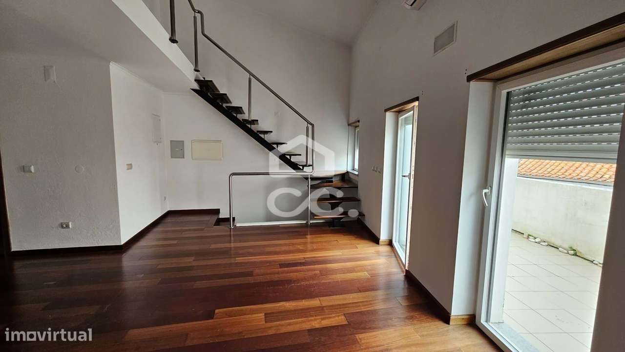 Andar de moradia V3 com terraço, localizada perto da biblioteca-13