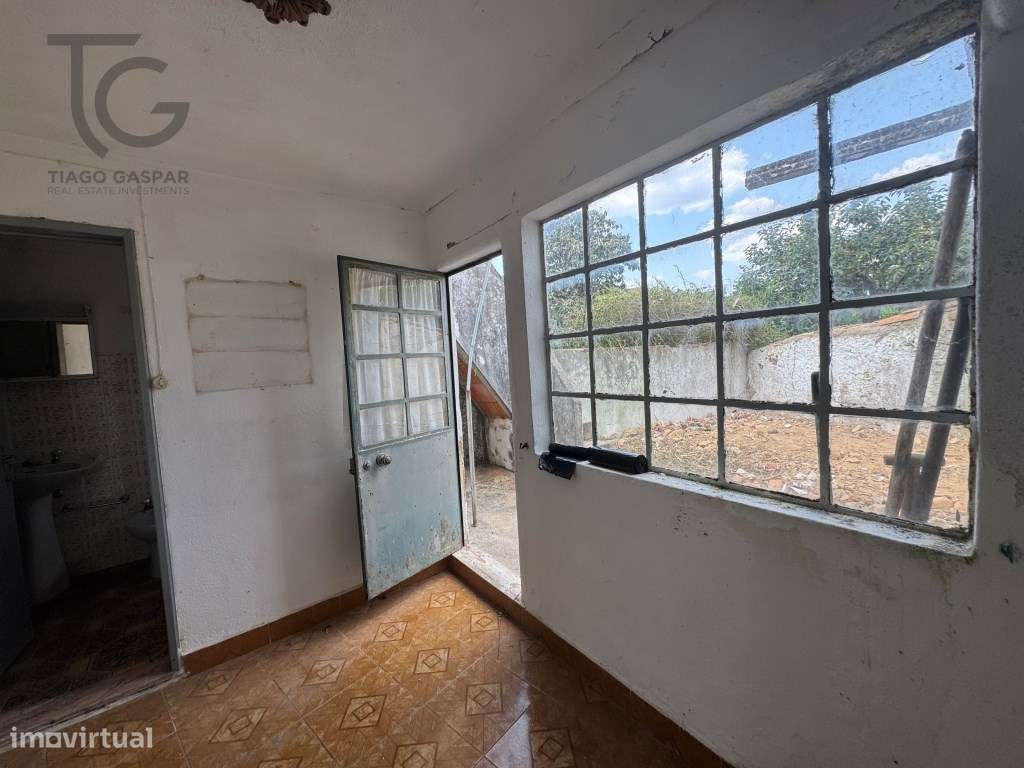 Moradia T2+2 com logradouro no centro de Gavião-3