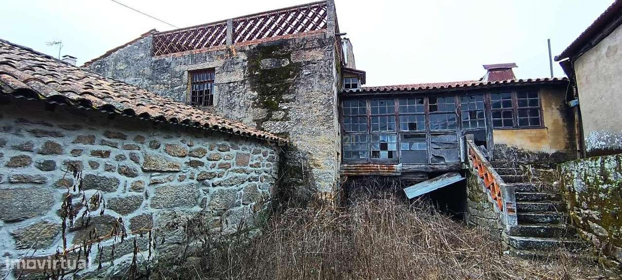 Casa com pátio e garagem para vários carros no centro da aldeia. - Grande imagem: 4/16