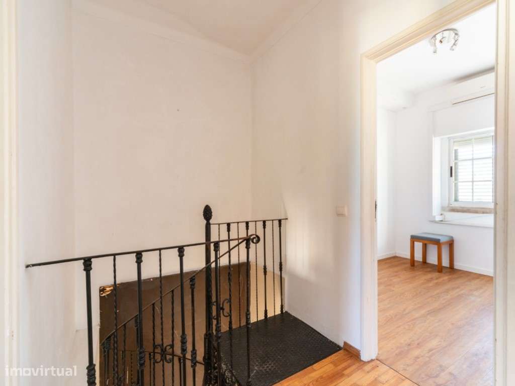 Moradia geminada de esquina em Caselas, com jardim e projecto aprovado-18