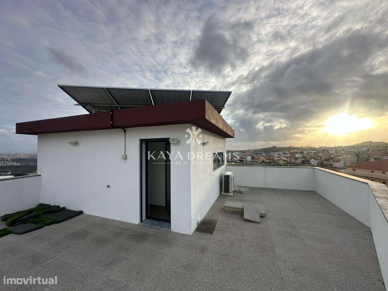 Moradia Semi Nova T4 de Luxo em Famões, a um Passo de Lisboa-26