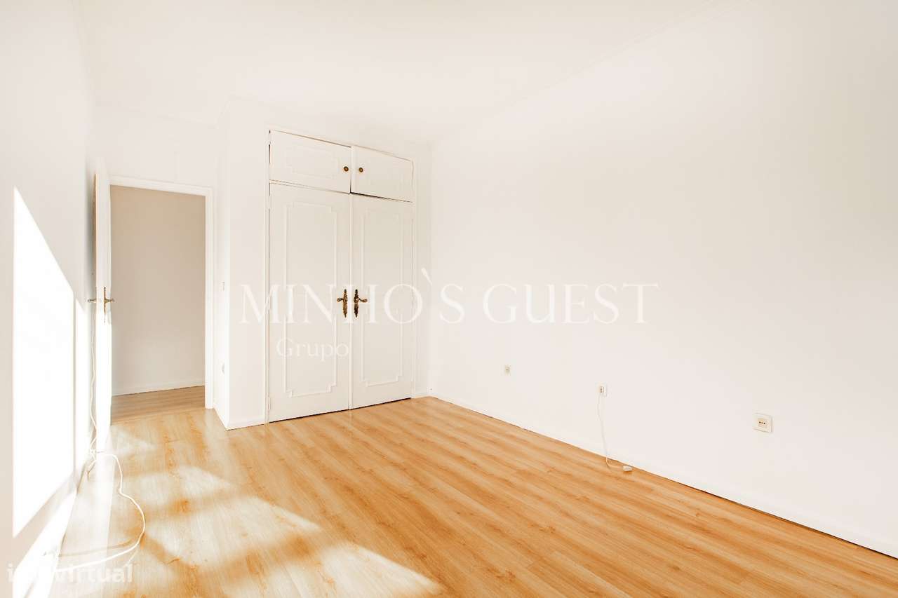 Apartamento T3 de último andar c/ varanda e vista para Av. Liberdade --20