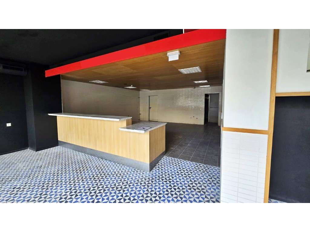 Loja com 2 pisos no coração do Porto - Grande imagem: 3/12