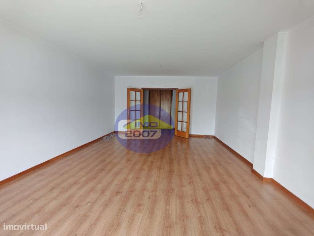 Apartamento T2 com terraço em Canelas-4