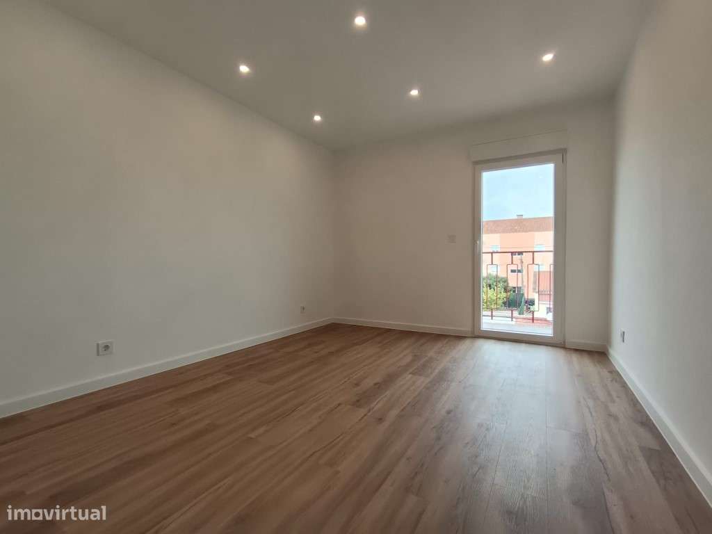 Apartamento T2 Renovado no centro de Camarate, Loures-8