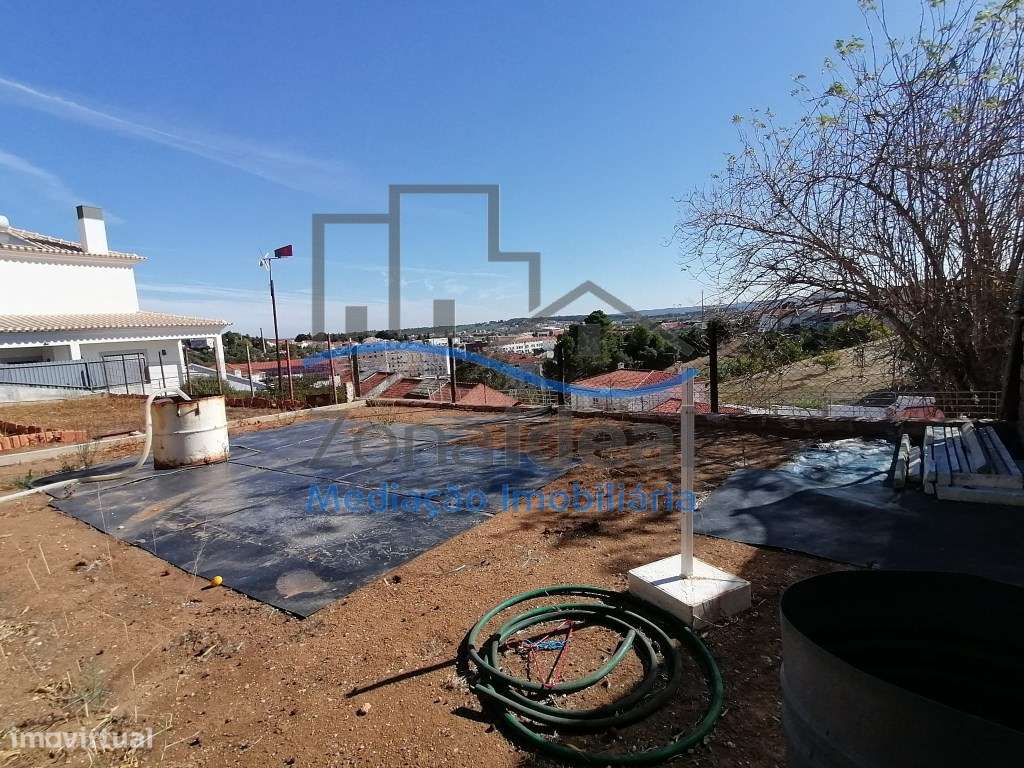 Moradia com dois pisos e logradouro, localizada em Alenquer-38