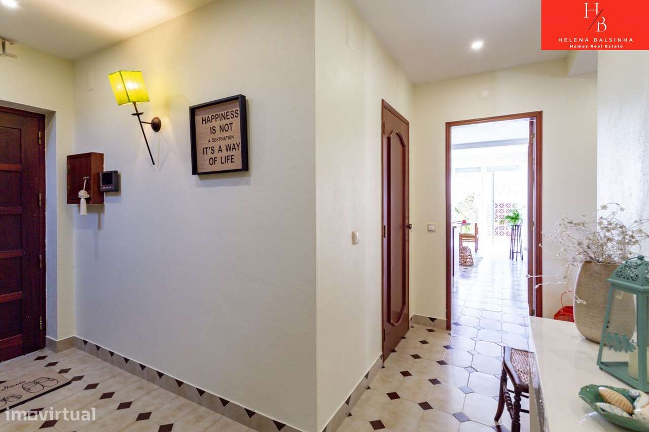 Bonita moradia V6, situada nos Casais de São Lourenço, junto à pra-3