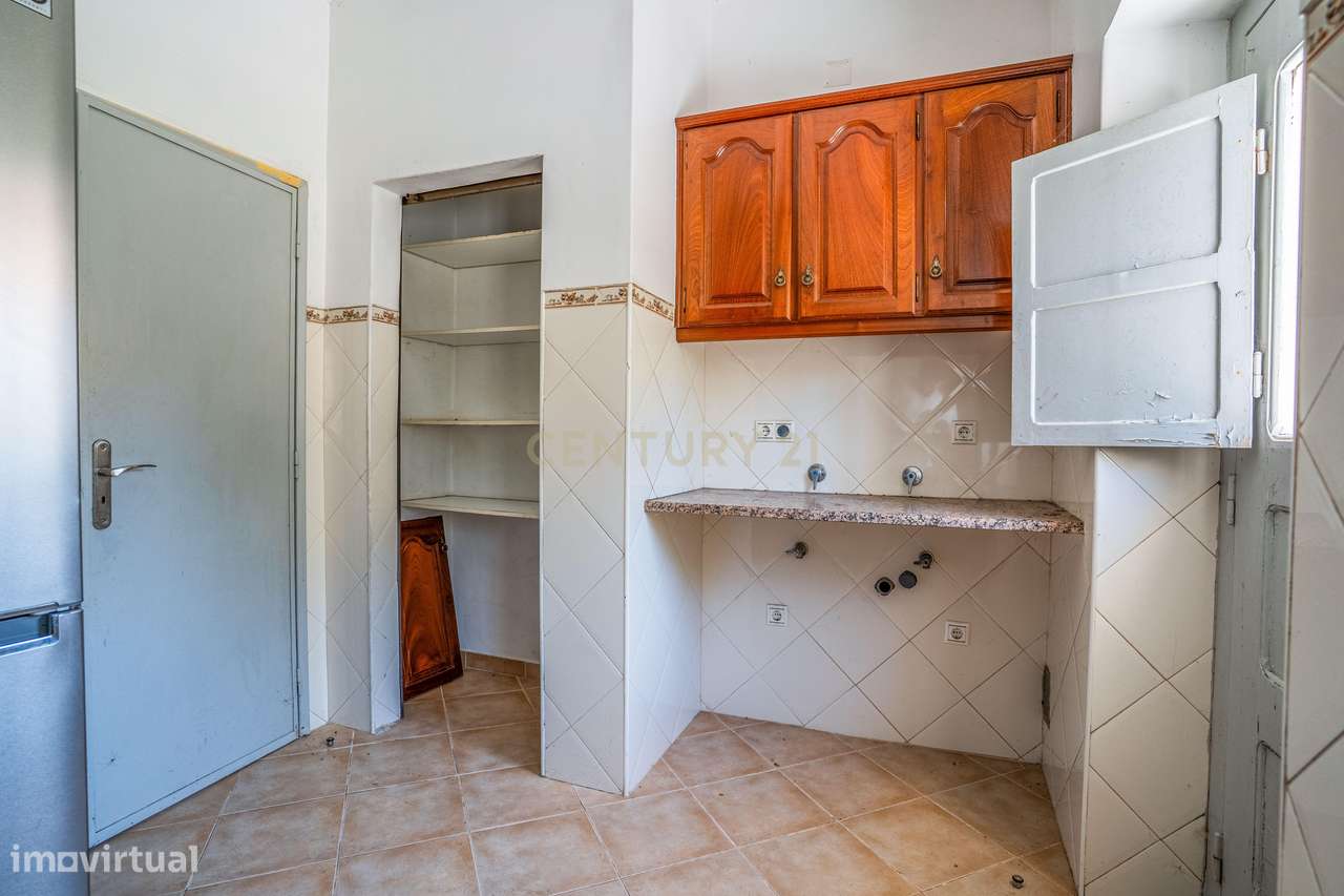 Propriedade composta por prédio, moradia e terreno em Salir do Porto-32