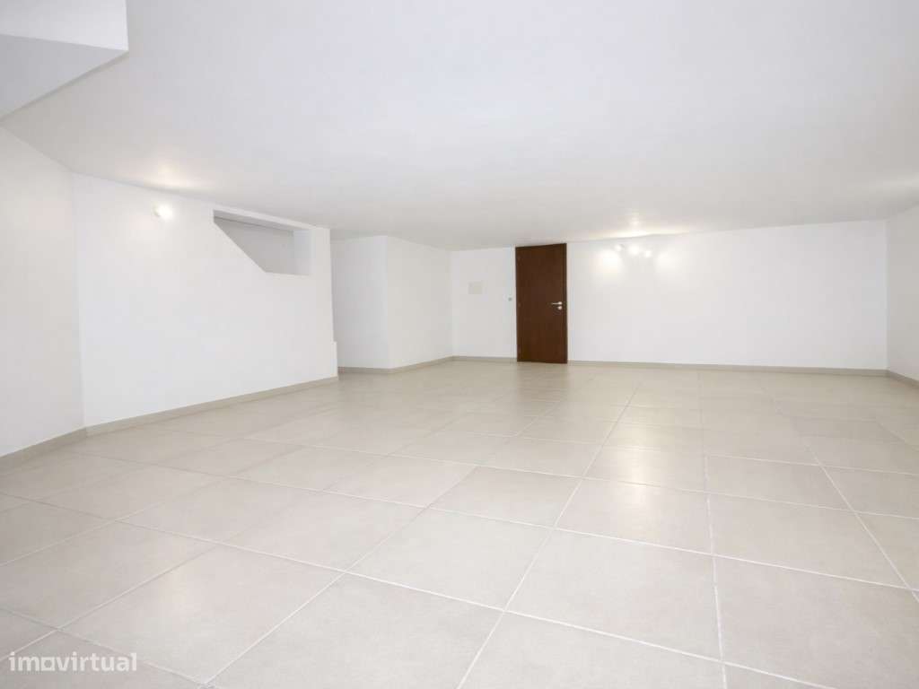 Moradia T4 com 4 frentes e jardim privado com árvores espaço e lumi...-29