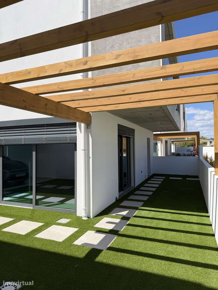 Moradia T4 com piscina, terraço e garagem em Ferreiras-44