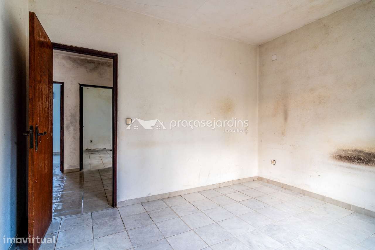 Moradia isolada térrea com anexos e terreno-6