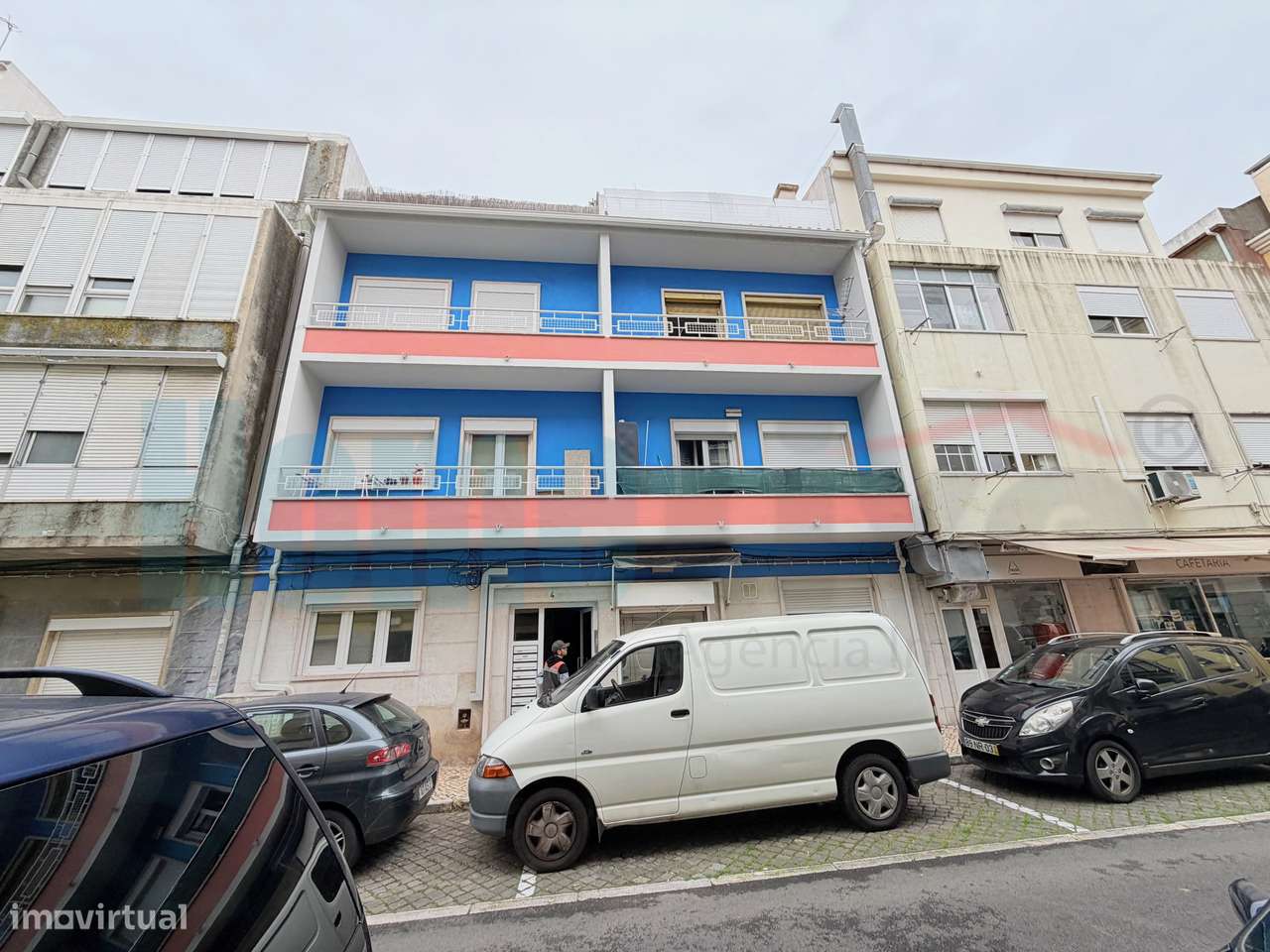 T2 com varanda, luz natural e localização central-16