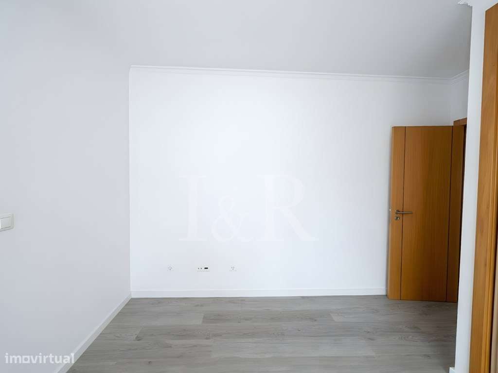 Moradia T5 com varandas, jardim e garagem no Feijó, Almada-32