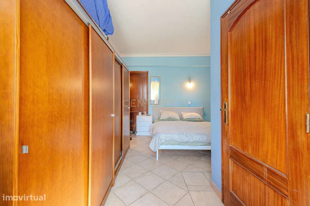 Moradia T2 Geminada C/ 2 Apartamentos Independentes e 238 M2 de Área E-34