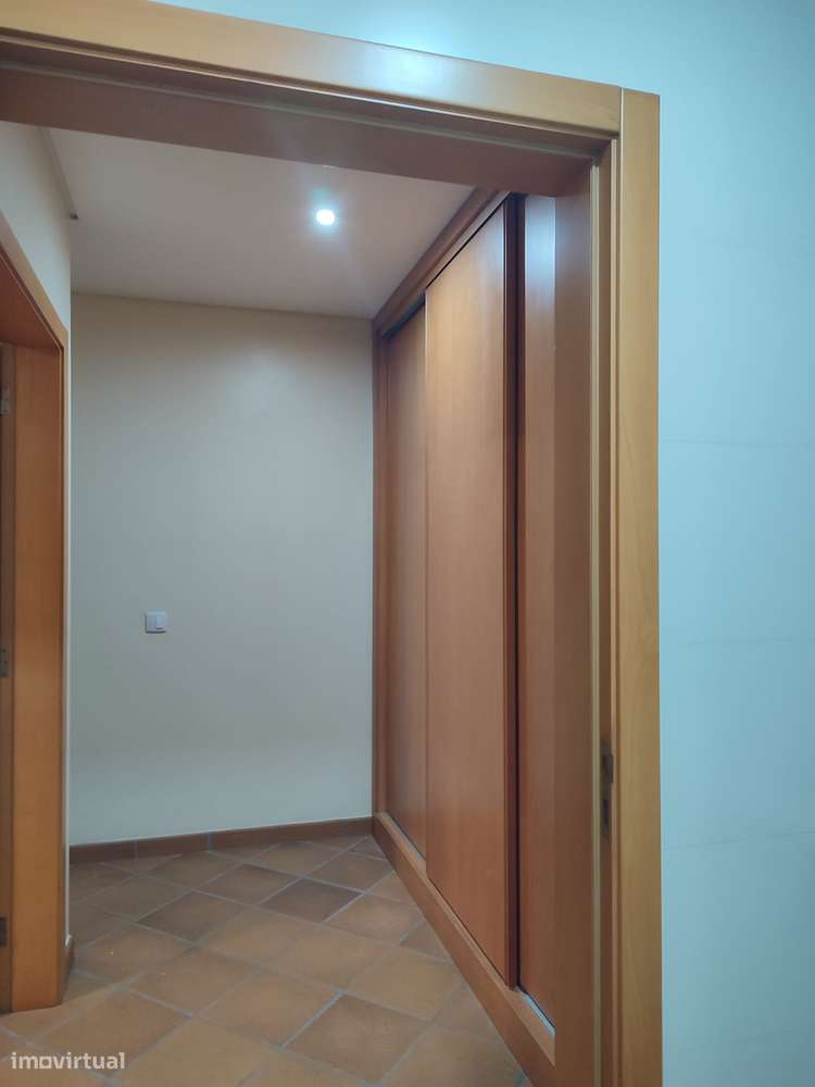 Moradia T4(2 suites) + escritório, cond.fechado à Estrada Nacional N.1-44