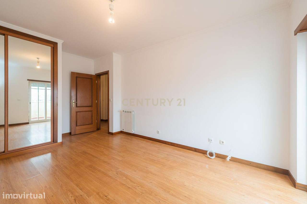 Excelente apartamento T2 com parqueamento em Rio de Mouro-24