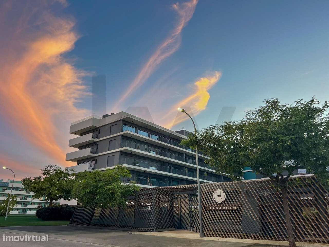 T2 Lux Garden - Faro | Condomínio Privado | Piscina | Elevador - Grande imagem: 2/42
