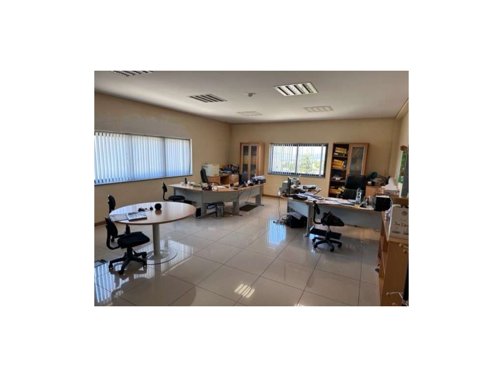 Armazém com 1350m2 em lote de 9160m2 em Arruda dos Vinhos com negócio - Grande imagem: 5/47