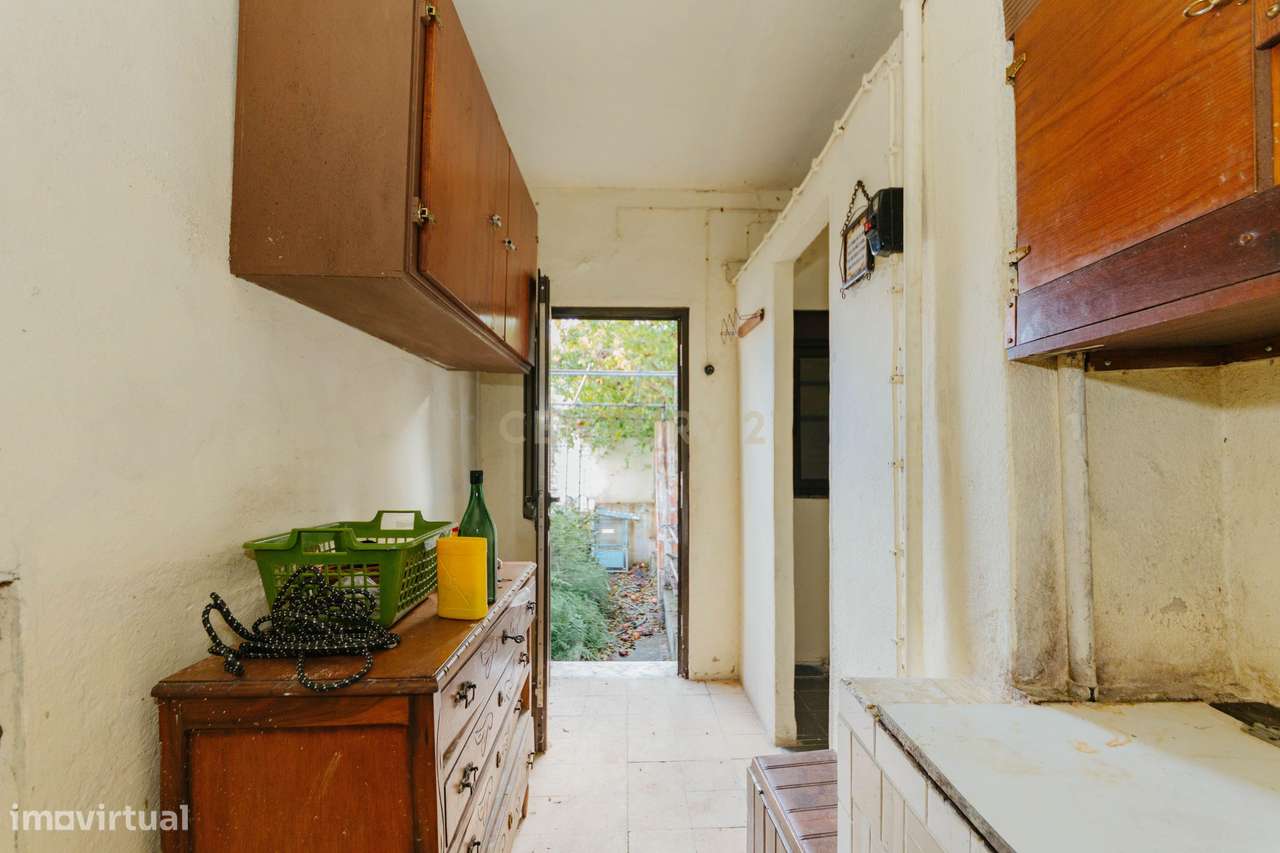 2 moradias para recuperar, com terreno, em Alverca.-28