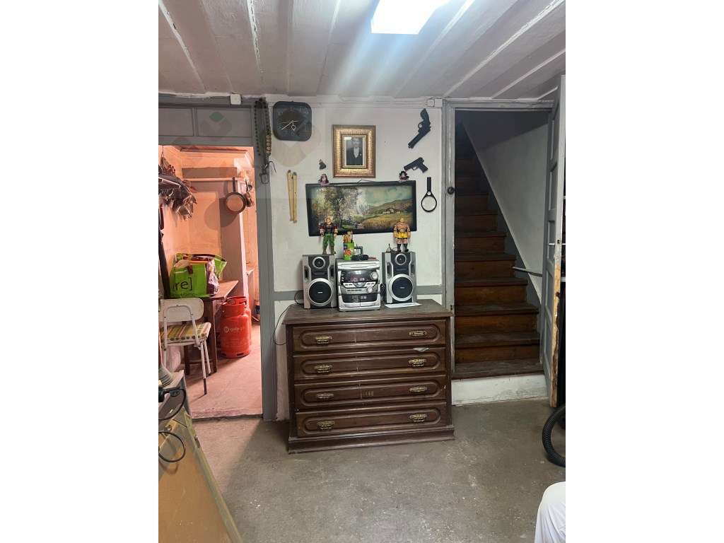 Moradia frente Monsanto, Excelente oportunidade, T2, por recuperar!-25